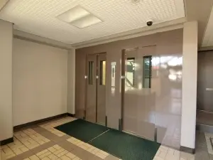 総戸数104戸に対し2基のエレベーターが備わっております