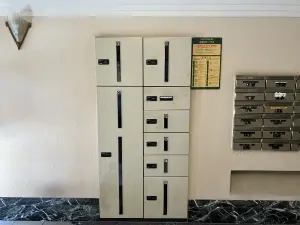 共用部に宅配ボックスがあるため、不在時でもお荷物の受け取りが可能です。