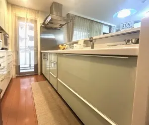 料理をしながらご家族や友人との会話を楽しめる対面式カウンターキッチン