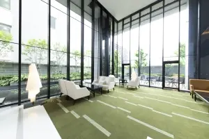 来客時や待ち合わせにお使いいただけるソファが設置されています