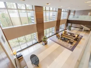 2層吹抜の開放感あるエントランスホール（2階から撮影）