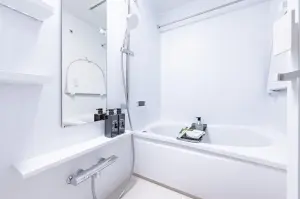 白を基調とした清潔感のある浴室