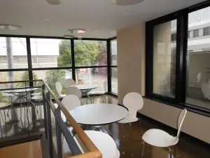 エントランスホール吹抜け2階部分のラウンジ