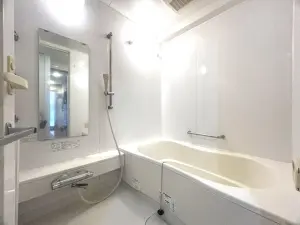 明るく清潔感のある浴室。雨の日の洗濯に便利な浴室換気乾燥機つき。