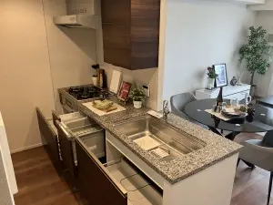 食器洗乾燥機、スライド式収納も備えております。