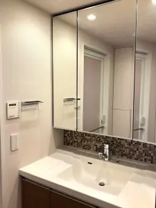 三面鏡裏収納付き洗面台