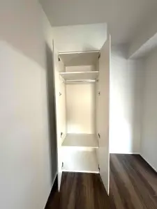 洋室（南東側）クロゼット　収納内部にハンガーパイプと枕棚があります