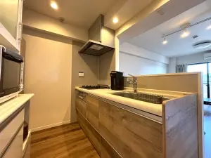 リビングの様子が伺える対面式キッチン