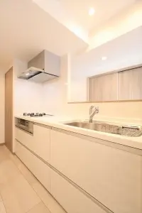 3口コンロ付きのカウンターキッチン