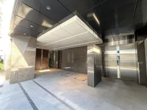 車いすや自転車も通行可能なマンション出入口