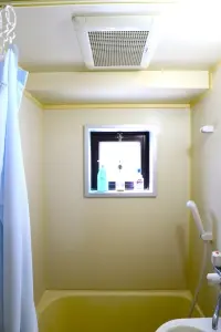 浴室。窓があり、換気がしやすいです。