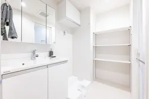 白を基調とした清潔感のある洗面室