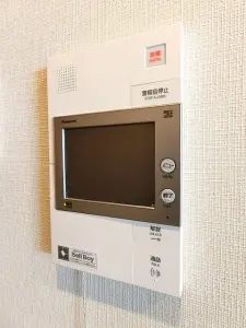 インターホンは事前にモニターで来訪者の顔を確認してから対応できます。