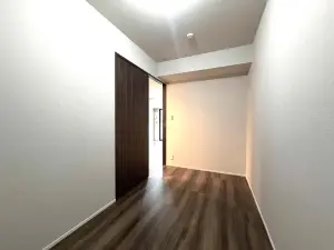 ウォークインクロゼットが備わった洋室（北西側）　衣類のほか、日用品のストックなど収納可能