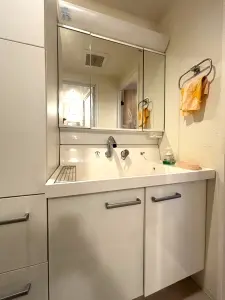 収納豊富な三面鏡付化粧台