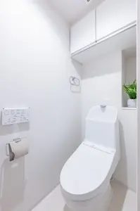 上部収納付きのトイレ