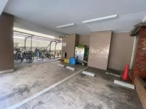 駐車場　月額36000円　駐輪場　月額400円　空き状況はお問い合わせください