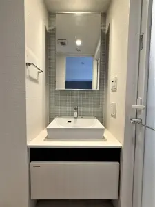 オシャレなタイルが貼られた洗面所