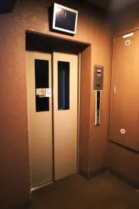 防犯カメラ付きのエレベーター