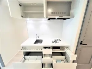 吊戸棚もついており収納豊富です