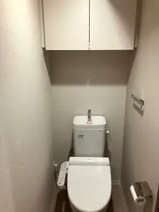 掃除用具やトイレットペーパーを収納できるトイレキャビネット設置