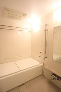 1618サイズの浴室。浴室暖房乾燥機付きで、寒い季節には入浴前に浴室を温めておくこともできます。