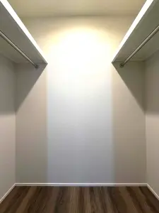 洋室（北西側）ウォークインクロゼット　たっぷりと衣類や物を収納できます