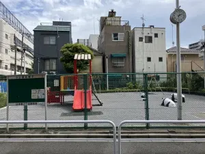 台東区立堤児童公園まで徒歩２分　（約１１０ｍ）