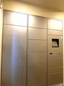共用部に宅配ボックスがあるため、不在時にも荷物の受け取りが可能です。