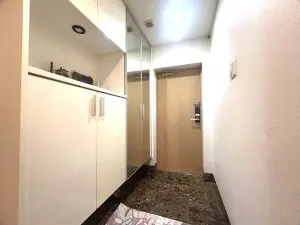 トール型のシューズボックス。収納付きですっきりと保つことができます。