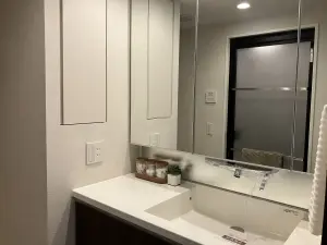 身だしなみを整えやすい、三面鏡が備わっている洗面台になります。