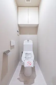 吊り戸棚を設け、温水洗浄便座付きのトイレです。