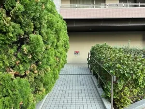 エントランスにはスロープが設けられています。