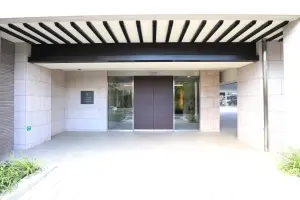 エントランスアプローチ。段差はなく、ベビーカーや車椅子でも安心です。