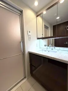 3面鏡が備わった洗面化粧台