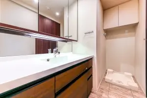 ＧＬＯＢＡＬ　ＦＲＯＮＴ　ＴＯＷＥＲ