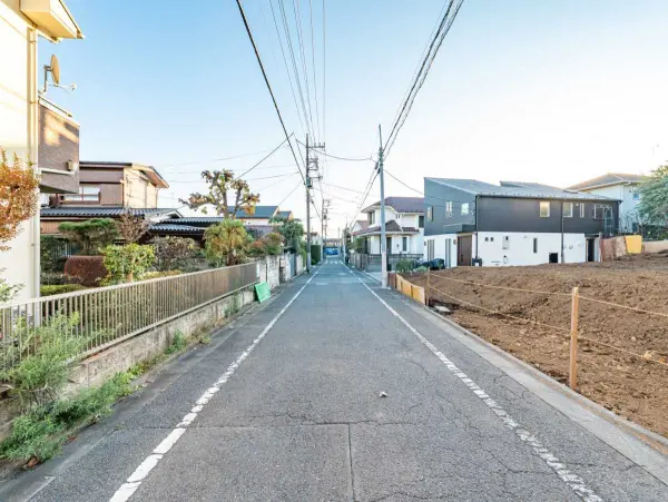 前面道路:東側前面道路 全4区画、区画3:写真右(撮影年月:2025年12月)