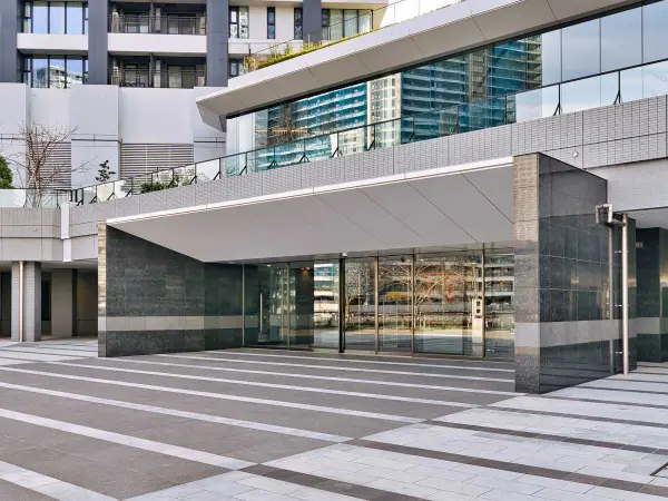 DEUX　TOURS　CANALSPA　EAST　ドゥトゥール