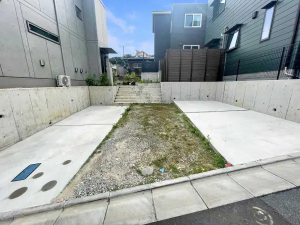 現地：駐車場、写真中央