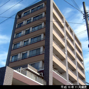 街並みに誇り高く佇む、洗練のフォルム。