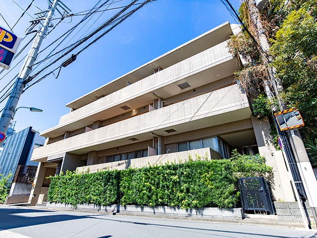 住宅街に佇む３階建て低層マンション