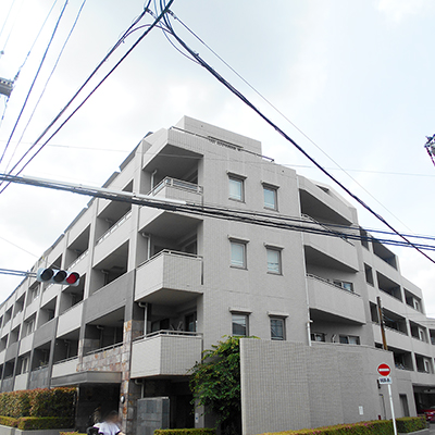 外界から守られた、緑の庭を内包する生活舞台