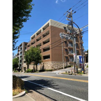 次代へと上質を誇る、永住美学に彩られた高台の集合私邸