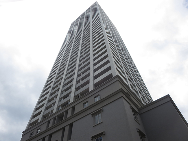 JR「三ノ宮」駅徒歩5分、43階建て免震構造タワー。