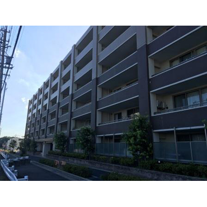 空の広がりを感じるヒルトップに暮らす
