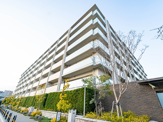大和ハウス工業(株)建築の分譲マンション。平成28年2月築の築浅物件です。 JR茨木駅まで徒歩2分に位置しています。セキュリティ、設備充実で快適です。
