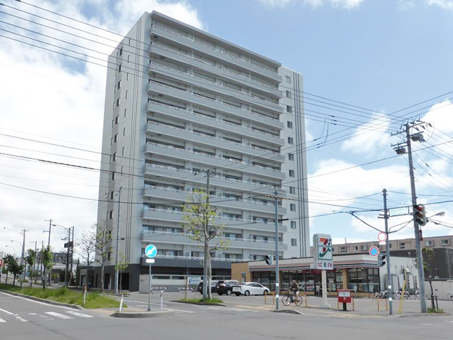 地下鉄「新さっぽろ」駅徒歩4分という躍動の地であり、緑が彩るリバーサイドという潤いの地にふさわしいモダンレジデンスを。