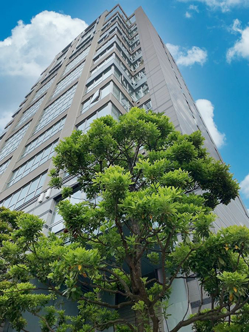 千代田区六番町は歴史的な建築が数多く存在する格調高い住環境です。プライバシーと快適性に配慮したホテルライクな内廊下採用。