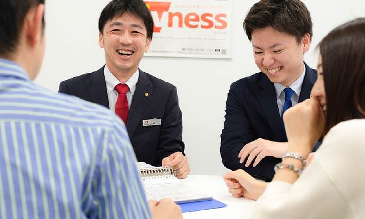 スタッフが商談している様子