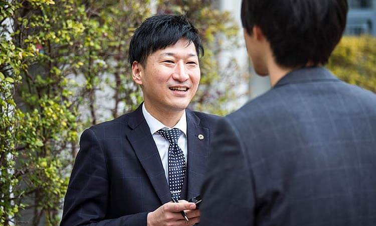 スタッフが商談している様子